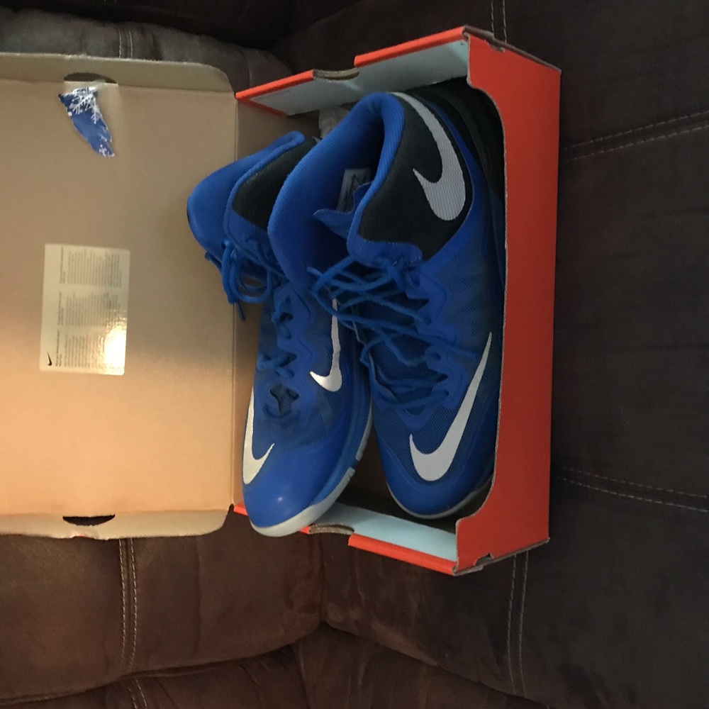 Boys basketball shoes